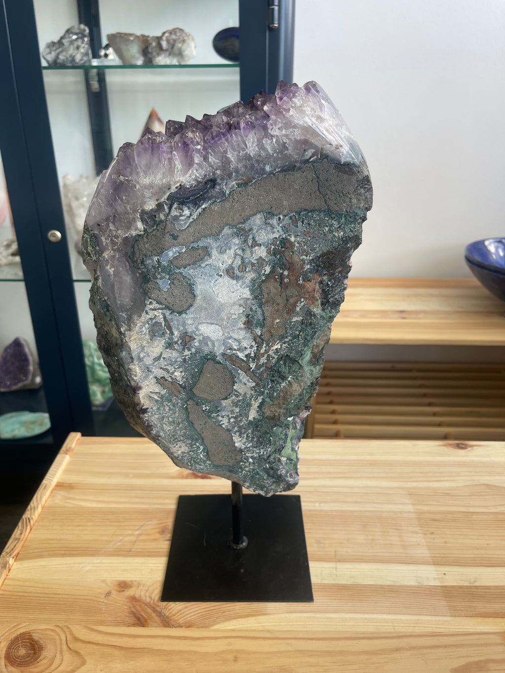 Amethystdruse auf Metallständer
