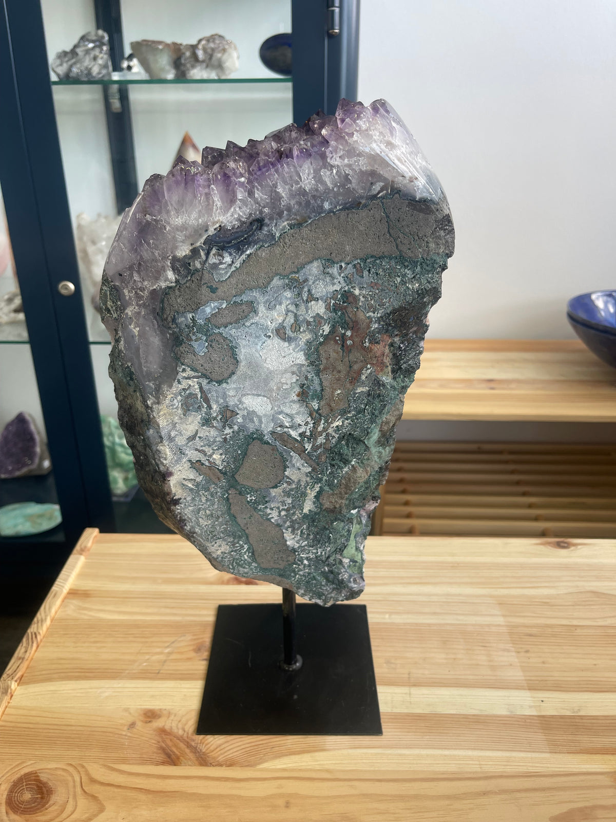 Amethystdruse auf Metallständer