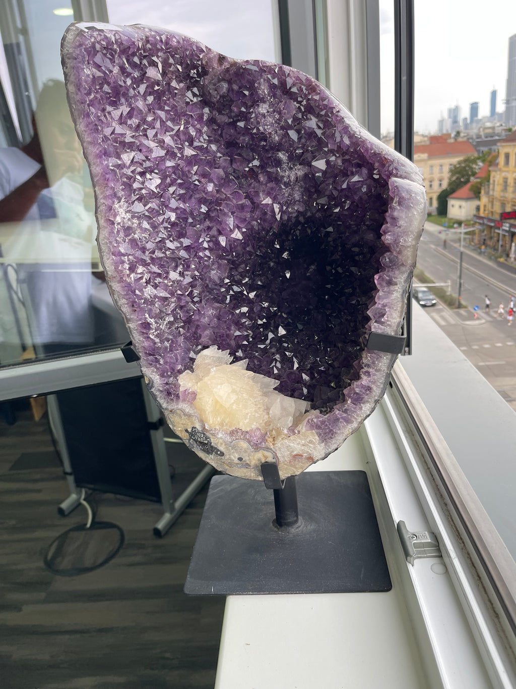 Amethyst Druse auf Metallständer – 18,38 kg