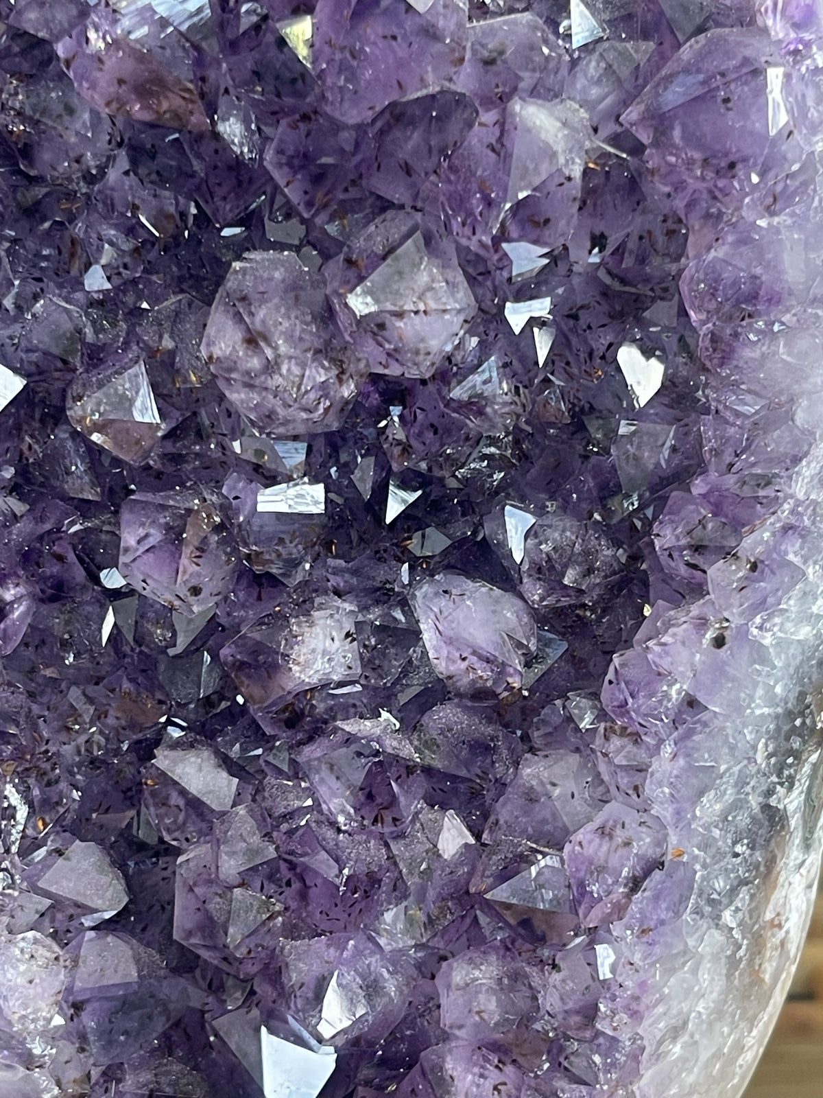 Amethystdruse auf Metallständer