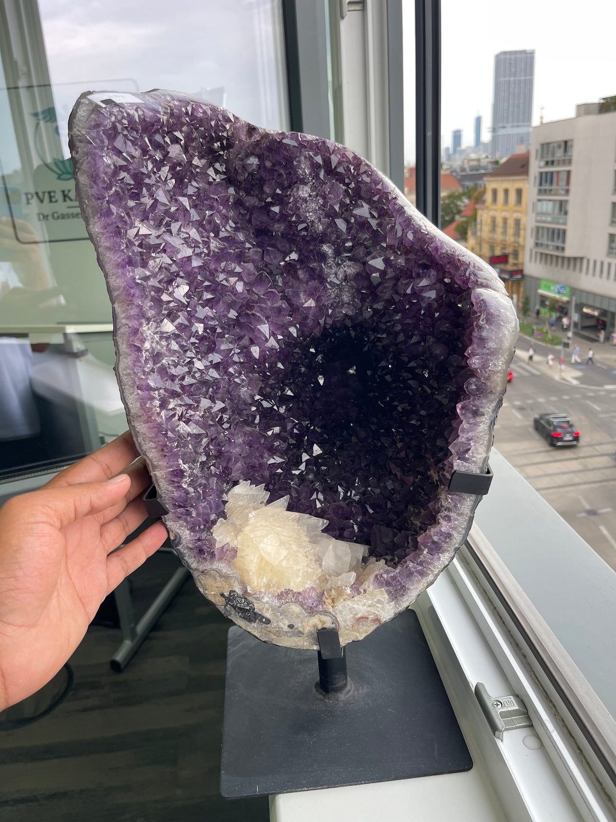 Amethyst Druse auf Metallständer – 18,38 kg
