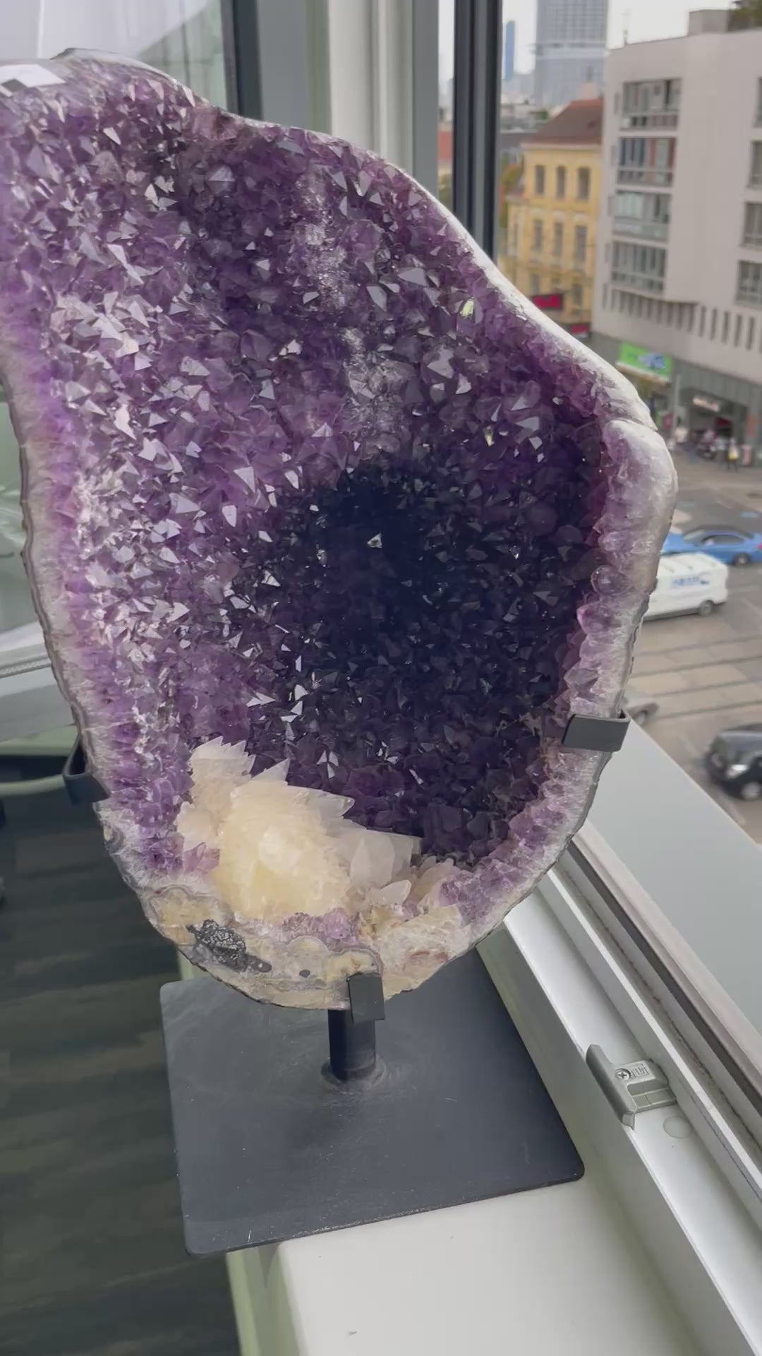 Amethyst Druse auf Metallständer – 18,38 kg
